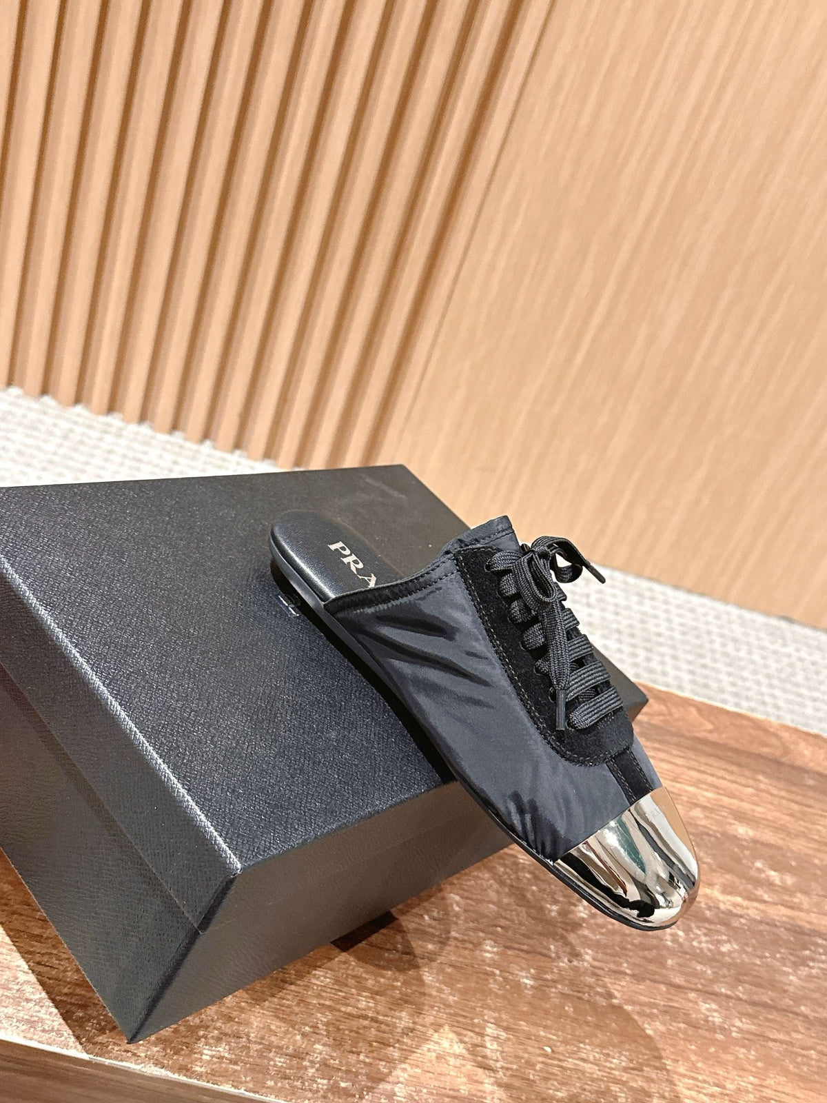 Niedrige Sneaker mit rosafarbenem Leder und Metallkappe – Damen