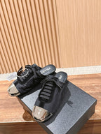 Niedrige Sneaker mit rosafarbenem Leder und Metallkappe – Damen
