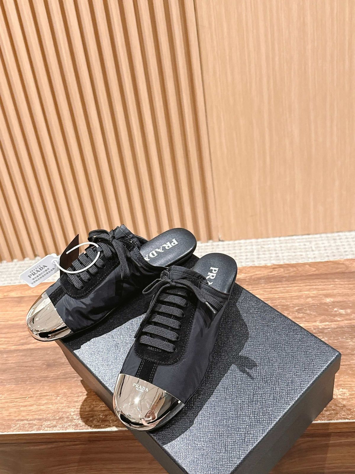 Niedrige Sneaker mit rosafarbenem Leder und Metallkappe – Damen