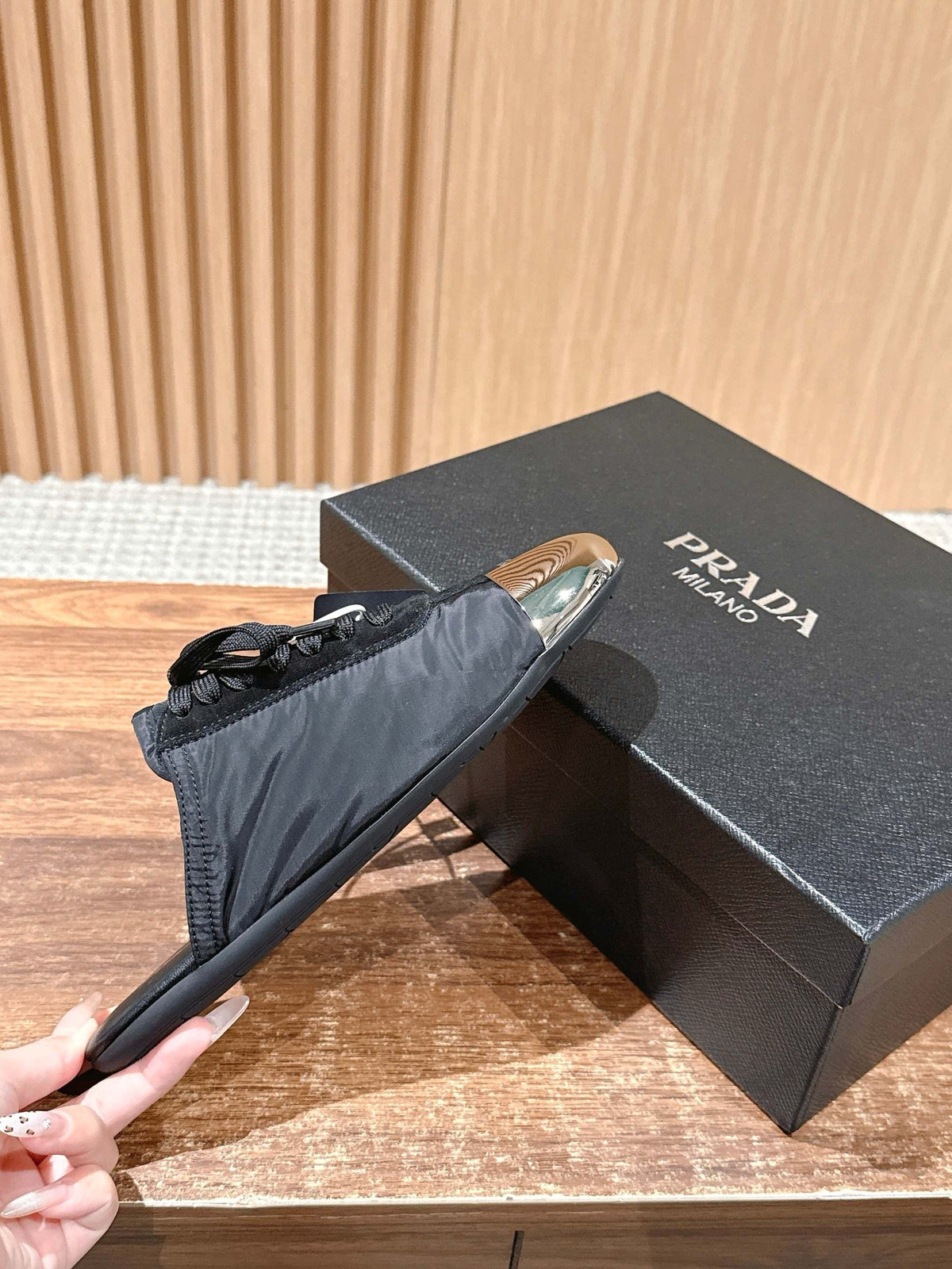 Niedrige Sneaker mit rosafarbenem Leder und Metallkappe – Damen