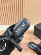 Niedrige Sneaker mit rosafarbenem Leder und Metallkappe – Damen