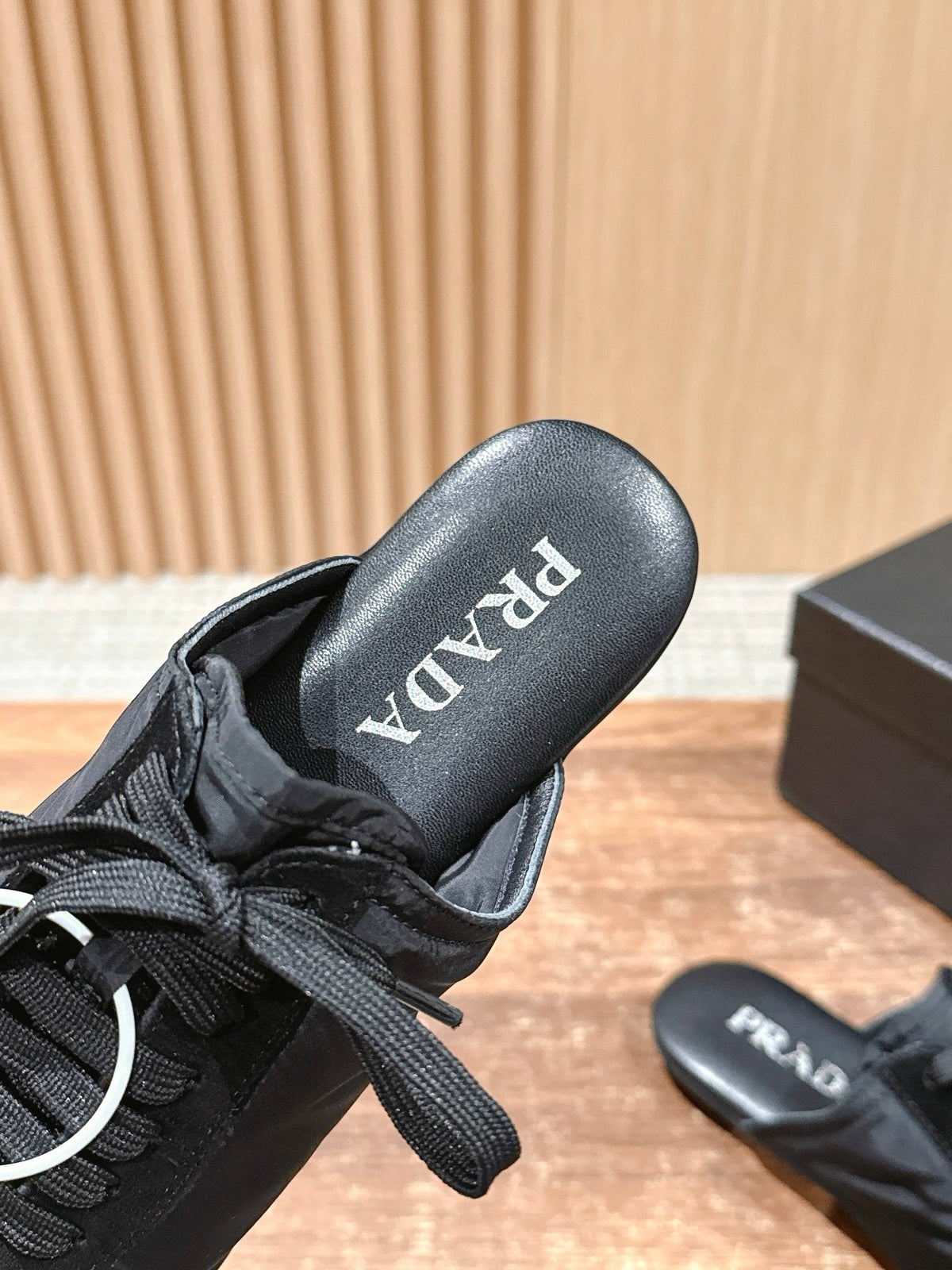 Niedrige Sneaker mit rosafarbenem Leder und Metallkappe – Damen