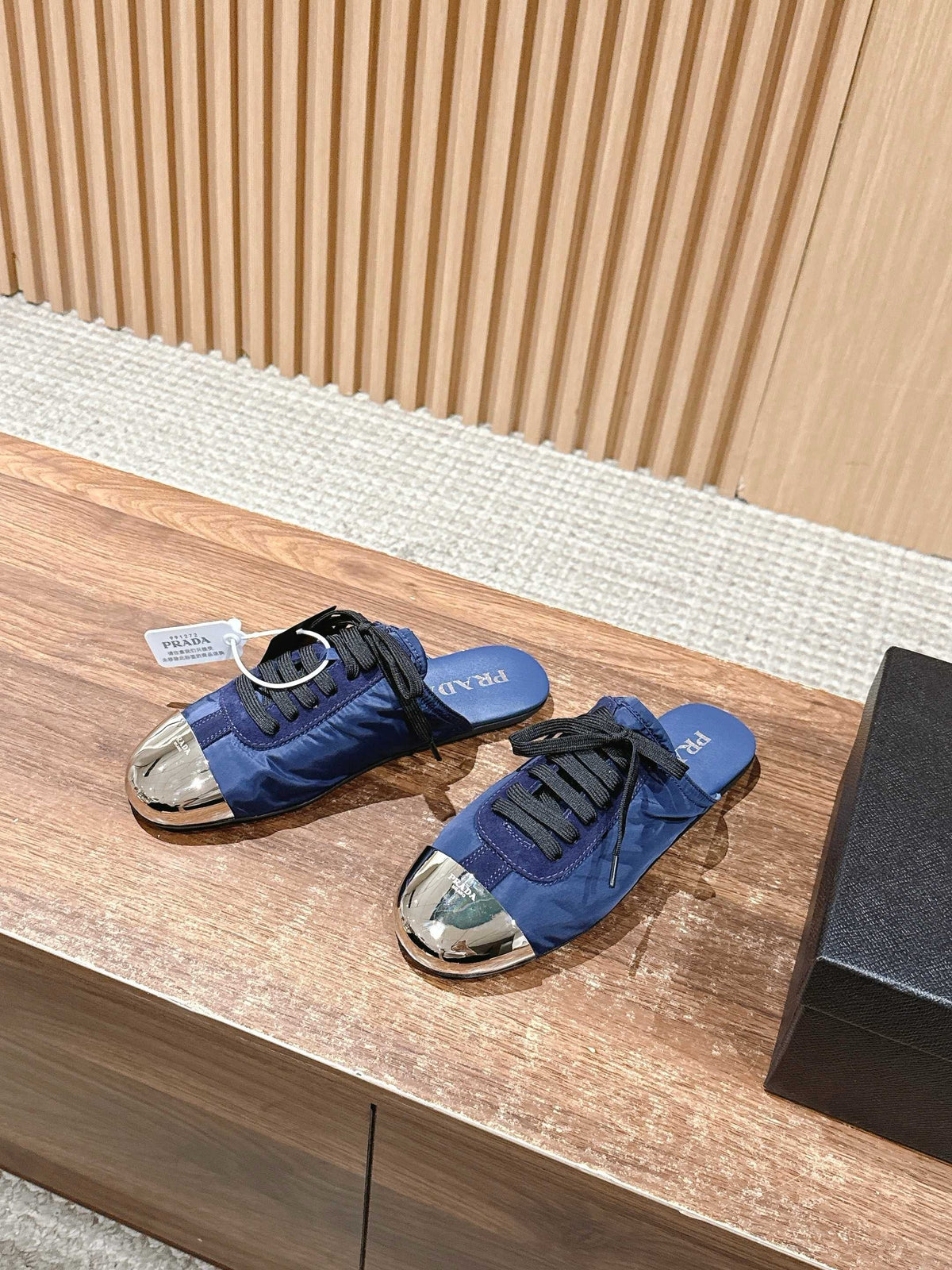 Niedrige Sneaker mit rosafarbenem Leder und Metallkappe – Damen