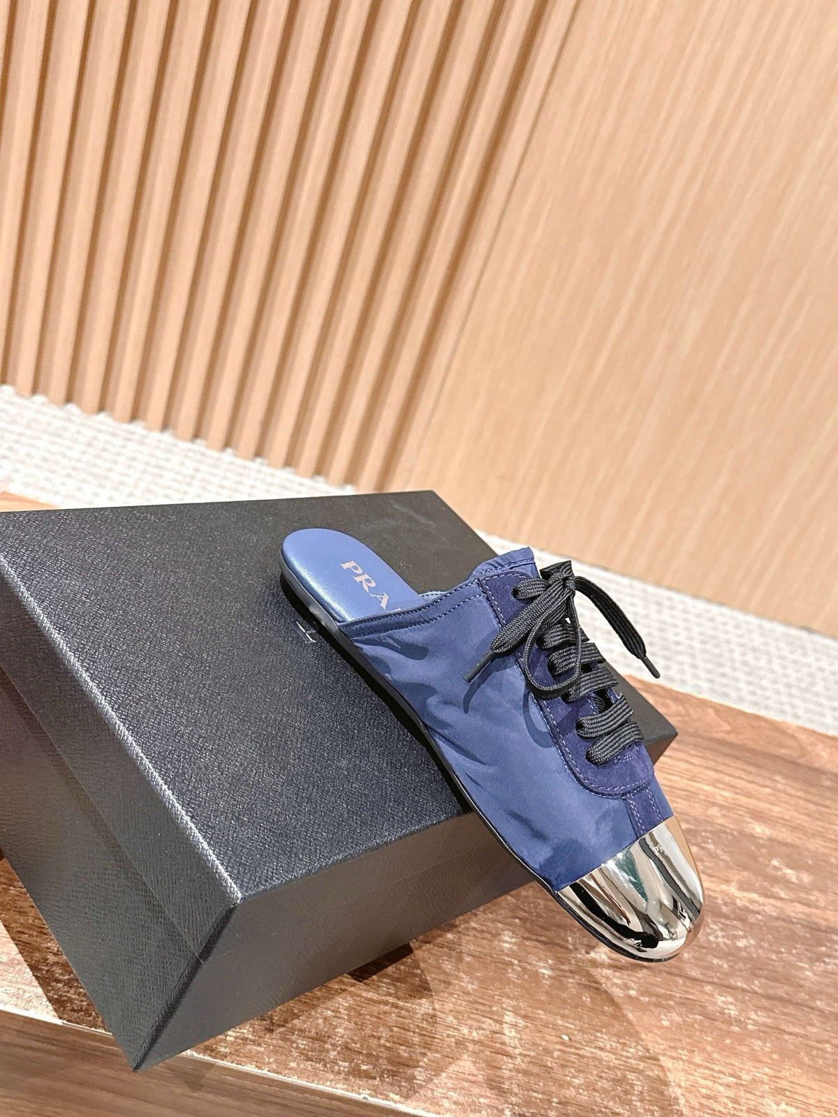 Niedrige Sneaker mit rosafarbenem Leder und Metallkappe – Damen