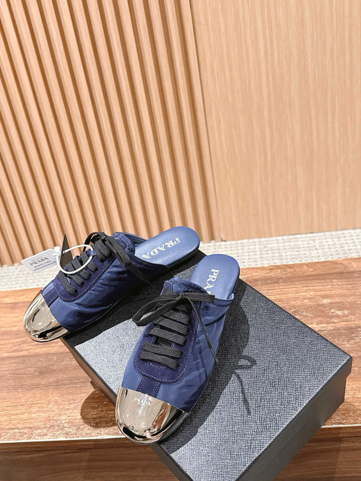 Niedrige Sneaker mit rosafarbenem Leder und Metallkappe – Damen
