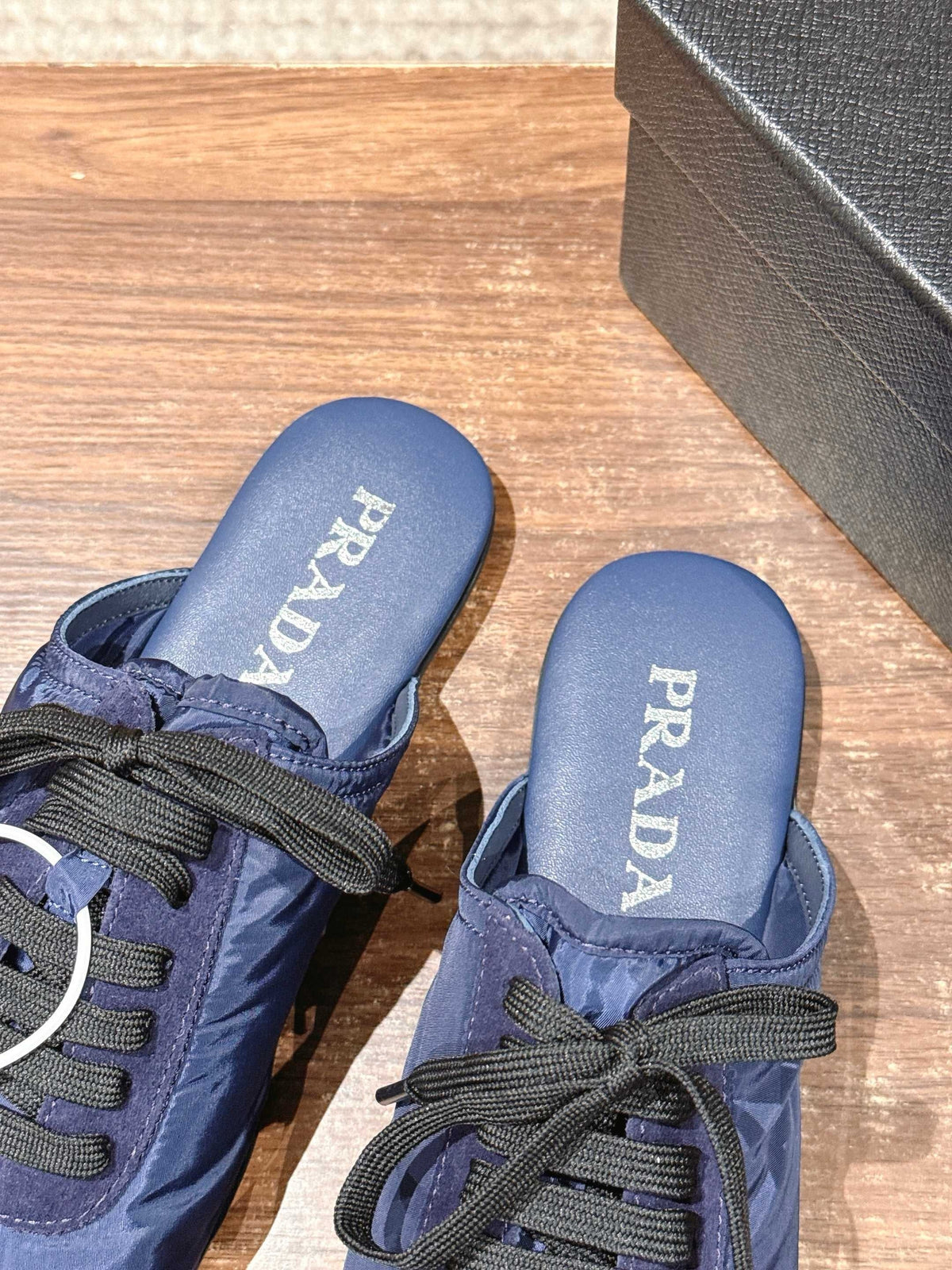 Niedrige Sneaker mit rosafarbenem Leder und Metallkappe – Damen