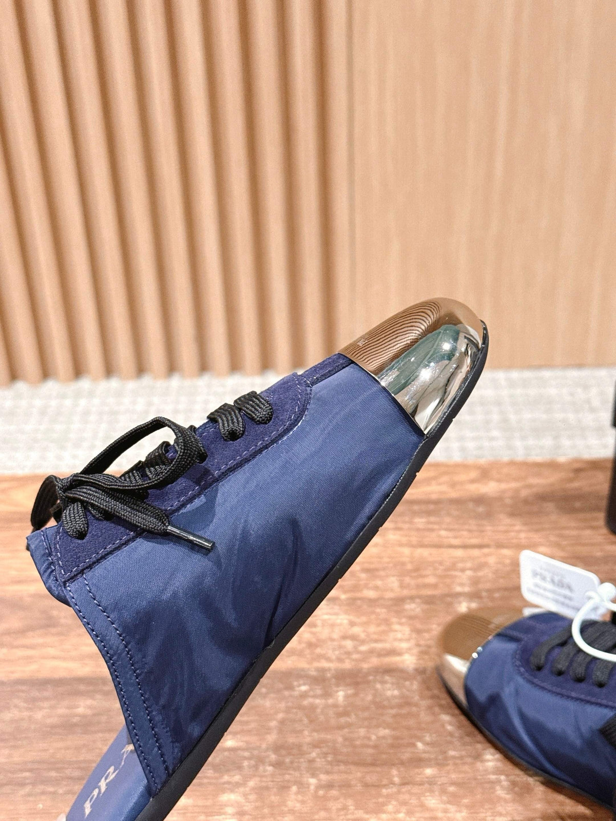 Niedrige Sneaker mit rosafarbenem Leder und Metallkappe – Damen