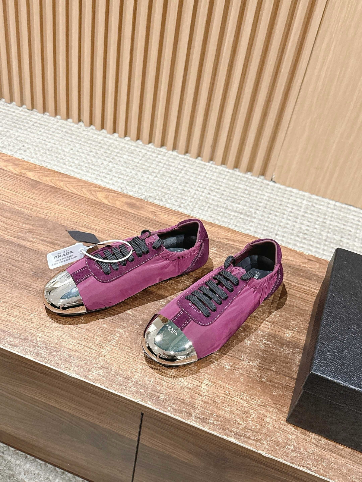Pinker Leder-Low-Top mit Grafik – Damen
