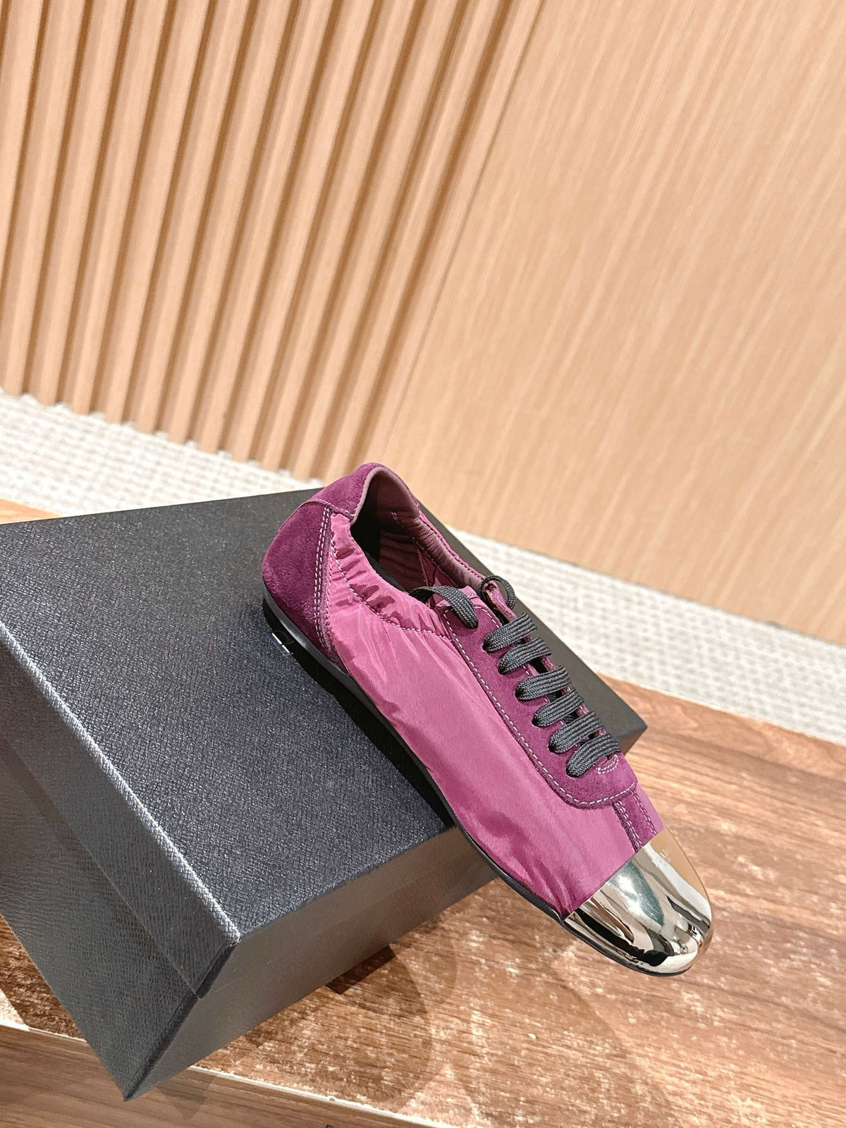 Pinker Leder-Low-Top mit Grafik – Damen