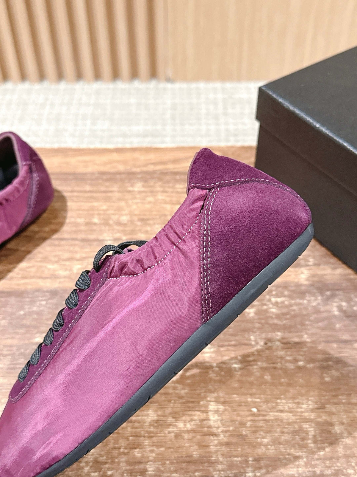 Pinker Leder-Low-Top mit Grafik – Damen