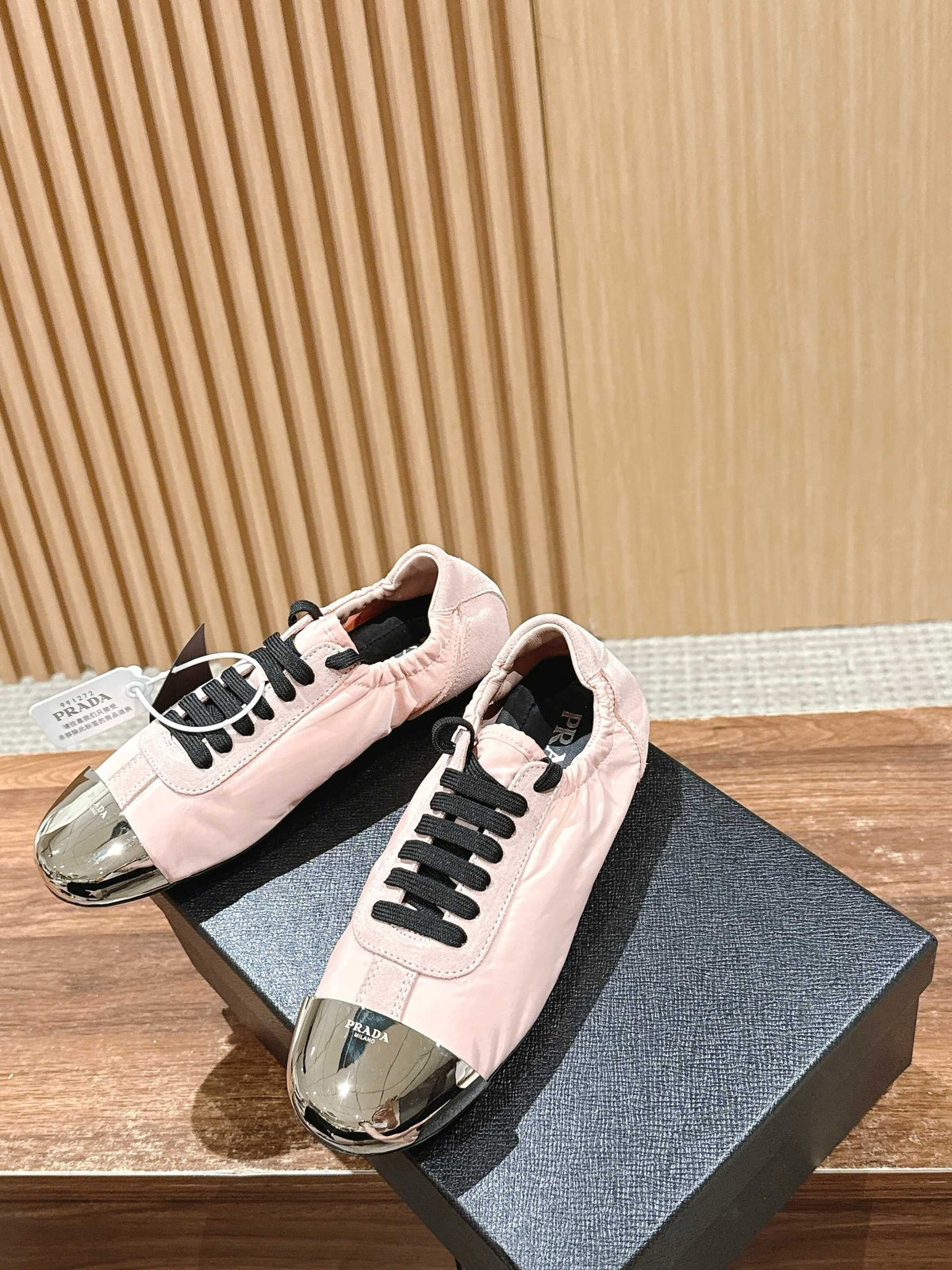 Pinker Leder-Low-Top mit Grafik – Damen