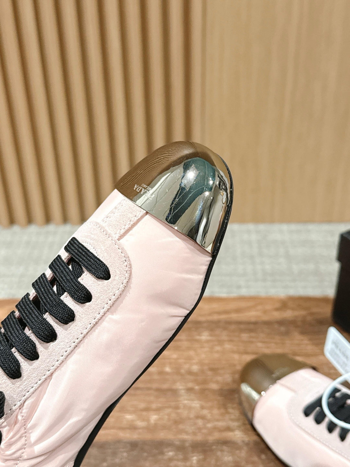 Pinker Leder-Low-Top mit Grafik – Damen