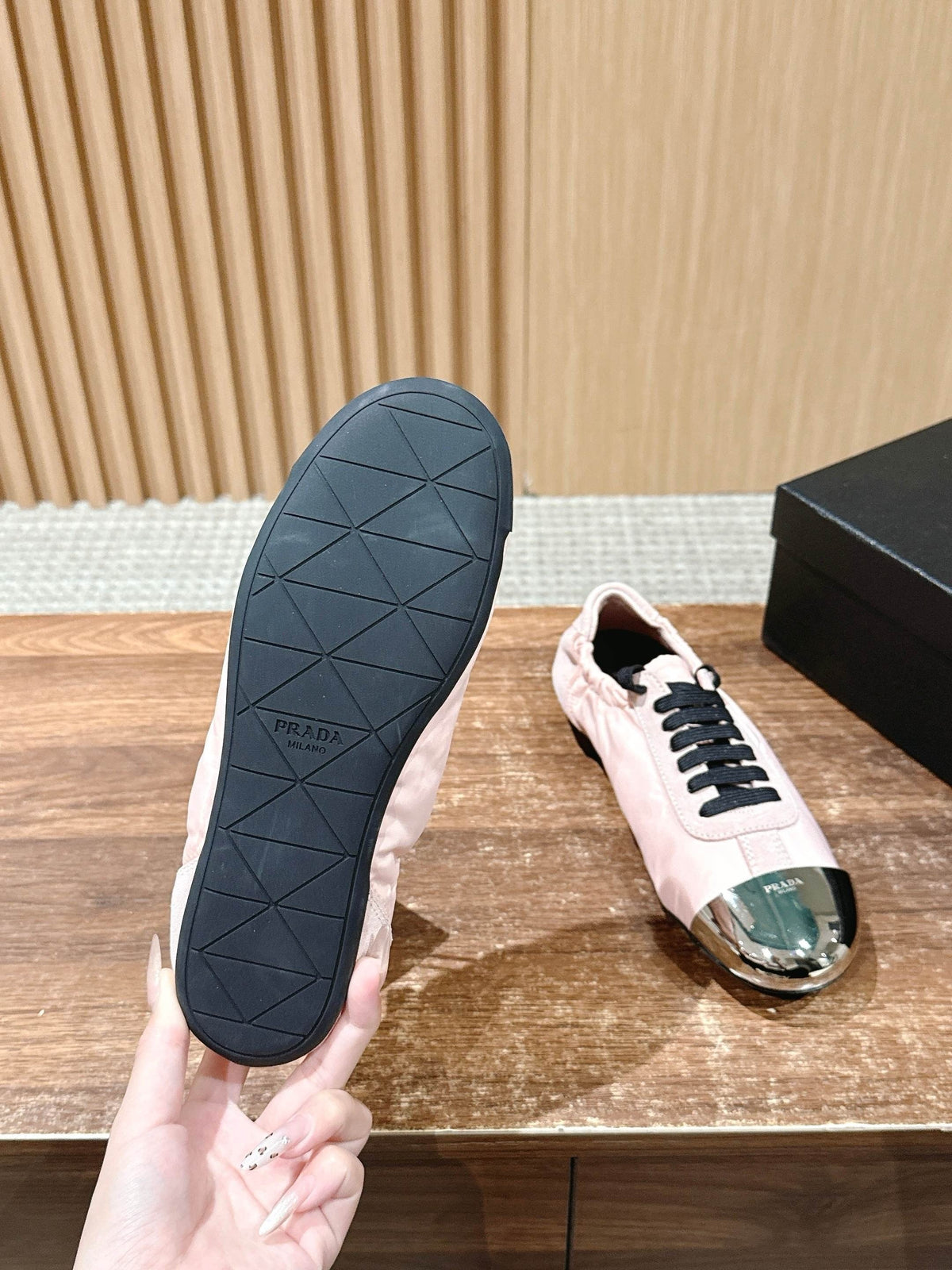Pinker Leder-Low-Top mit Grafik – Damen