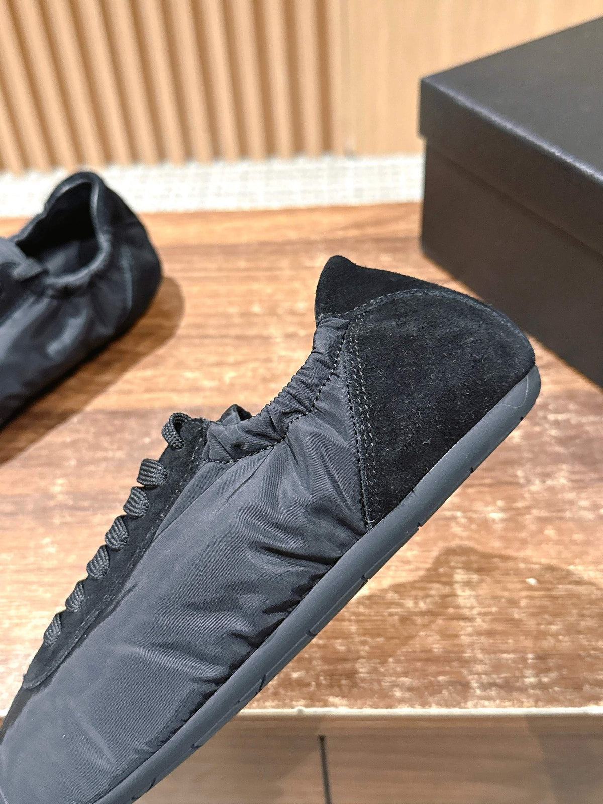 Pinker Leder-Low-Top mit Grafik – Damen