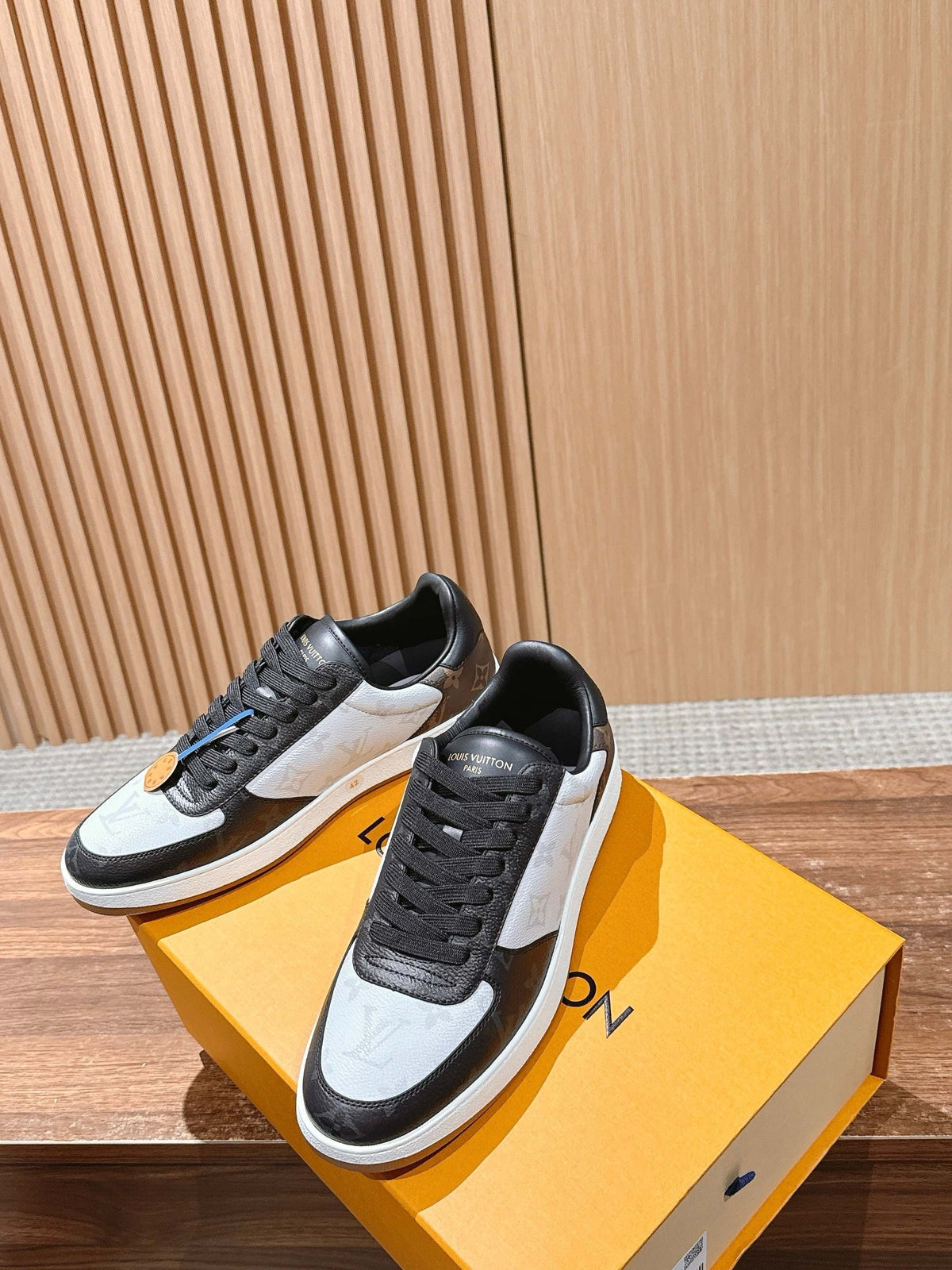 Trainer Black and White