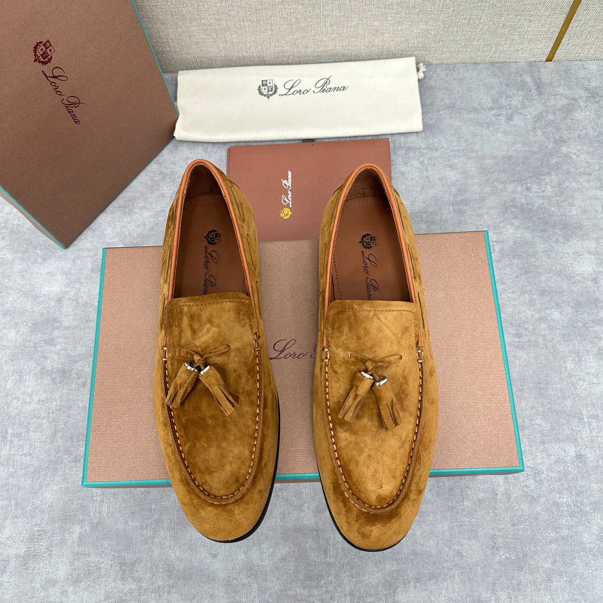 Herren-Slipper aus braunem Wildleder mit Quasten