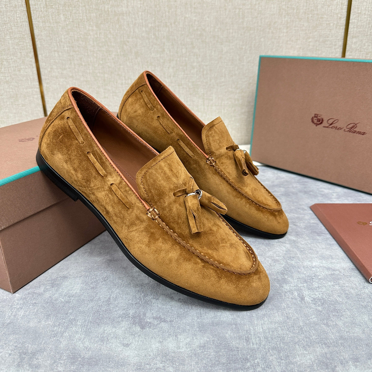 Herren-Slipper aus braunem Wildleder mit Quasten