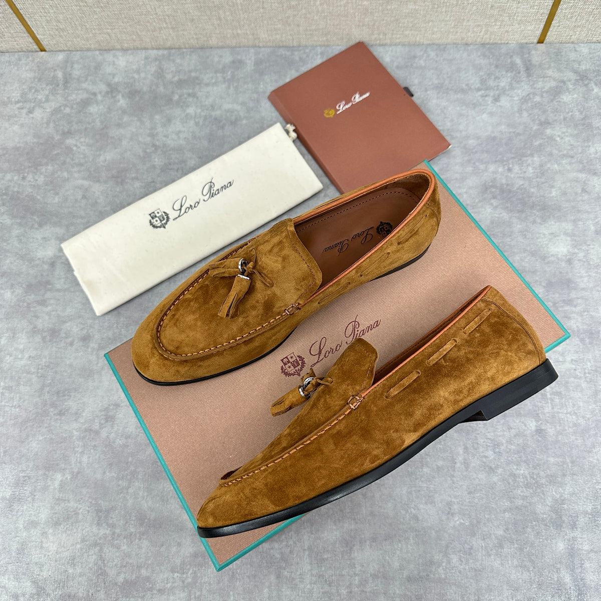 Herren-Slipper aus braunem Wildleder mit Quasten