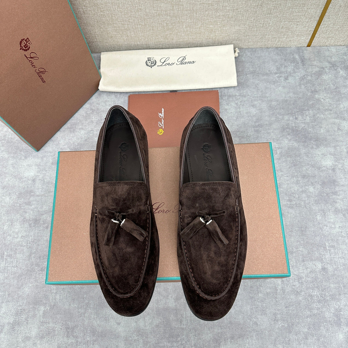 Herren-Slipper aus braunem Wildleder mit Quasten