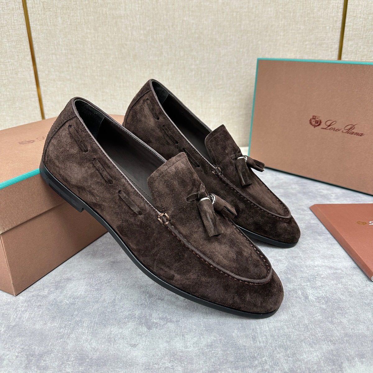 Herren-Slipper aus braunem Wildleder mit Quasten
