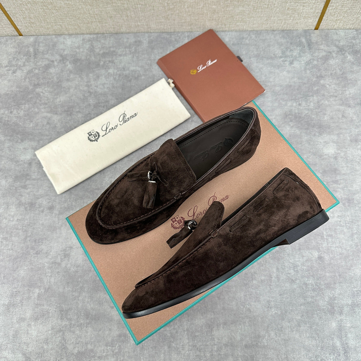 Herren-Slipper aus braunem Wildleder mit Quasten