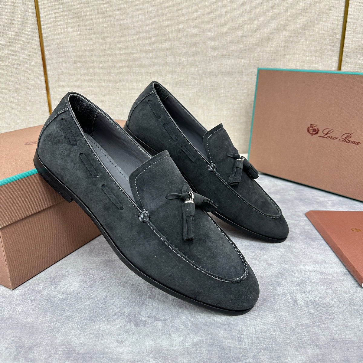 Herren-Slipper aus braunem Wildleder mit Quasten