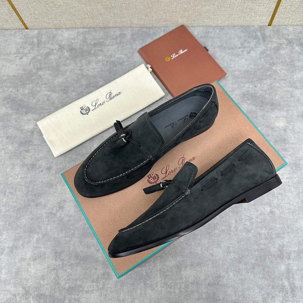 Herren-Slipper aus braunem Wildleder mit Quasten