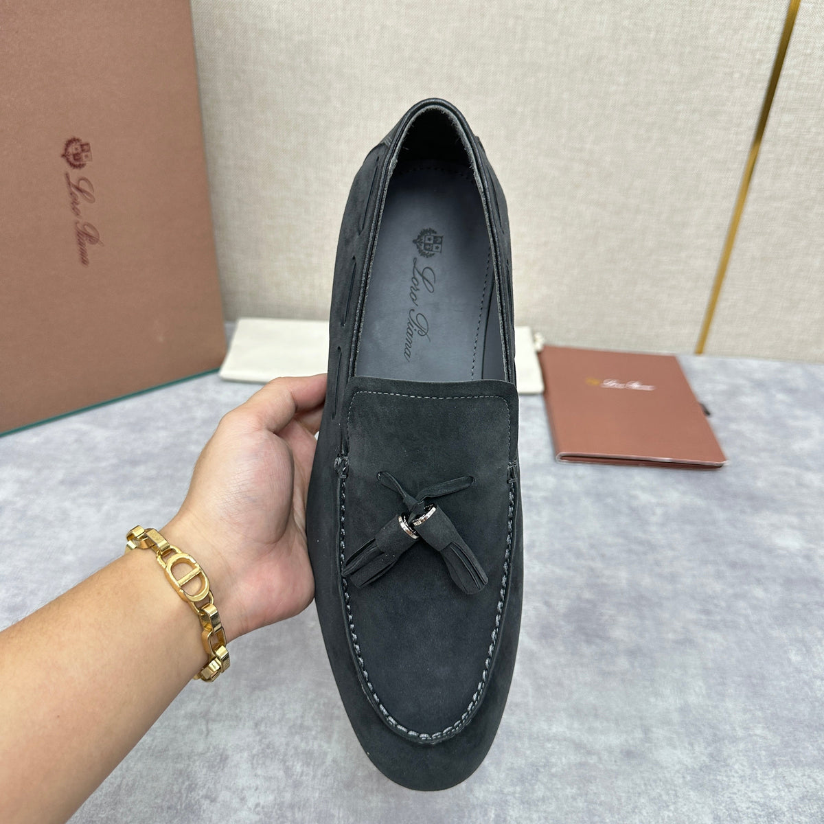 Herren-Slipper aus braunem Wildleder mit Quasten