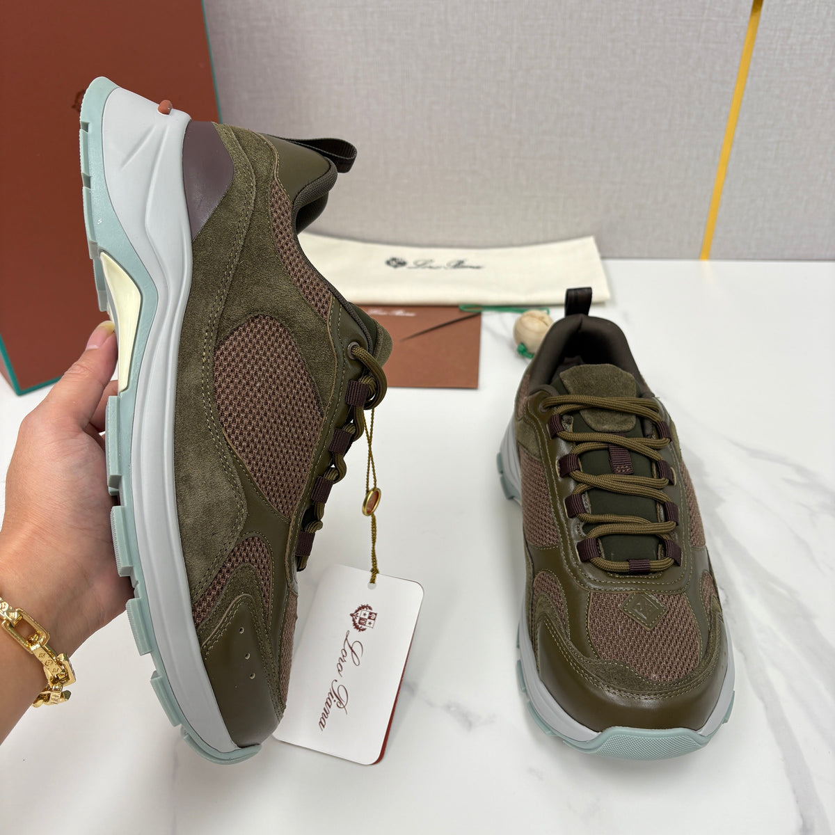 Olivfarbener Runner mit Mesh-Einsätzen – Herren