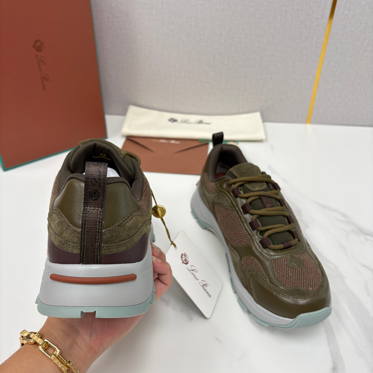 Olivfarbener Runner mit Mesh-Einsätzen – Herren