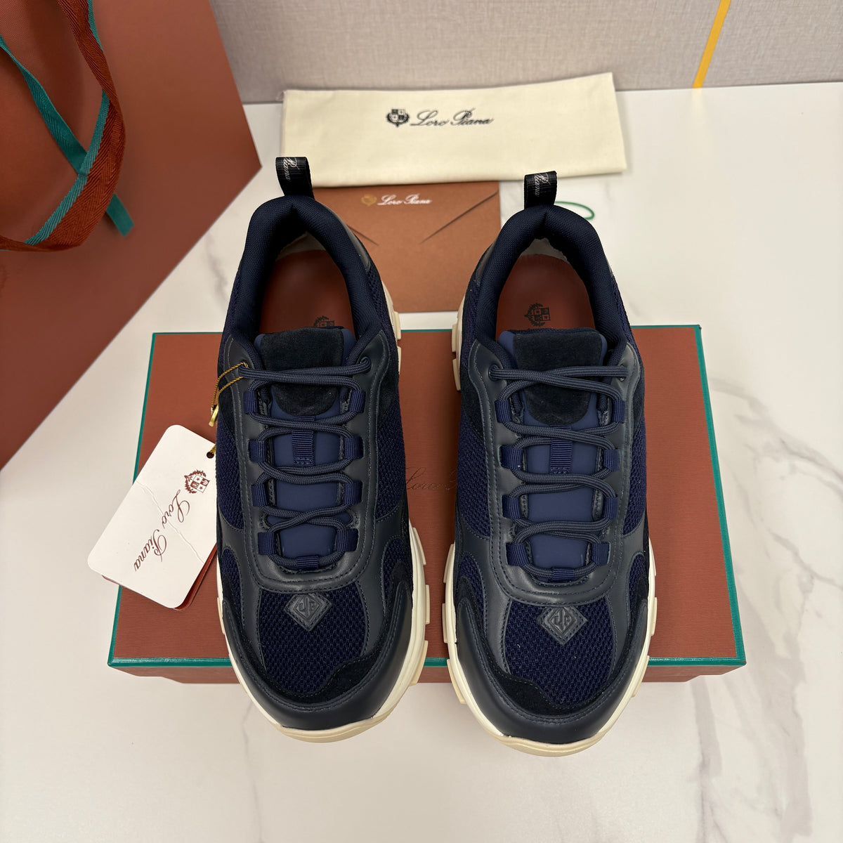 Olivfarbener Runner mit Mesh-Einsätzen – Herren