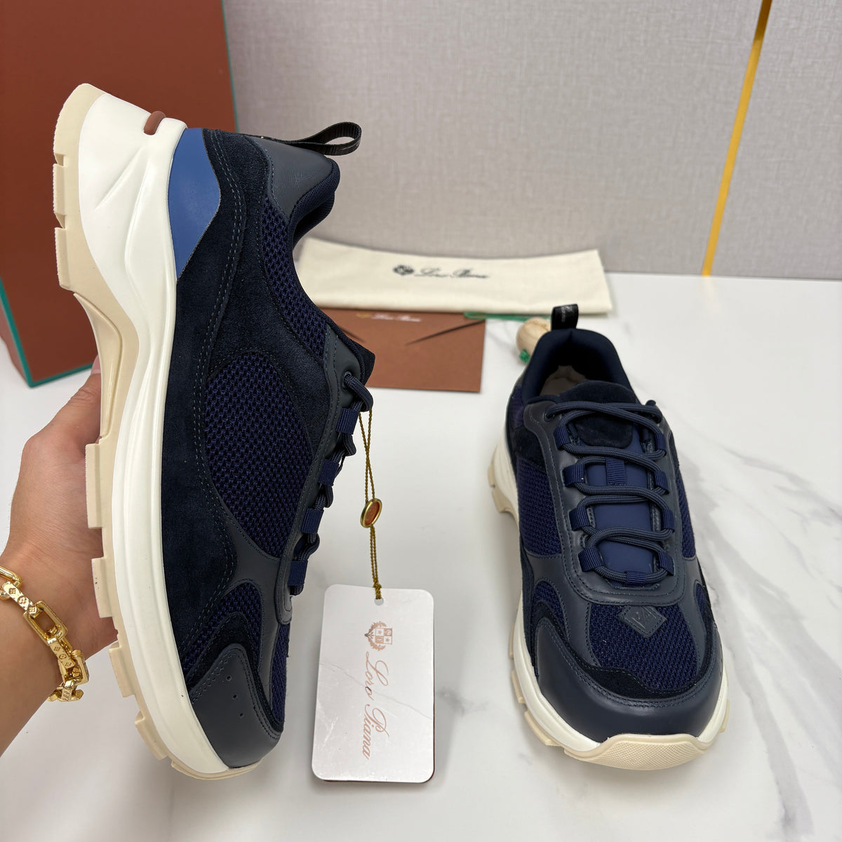 Olivfarbener Runner mit Mesh-Einsätzen – Herren