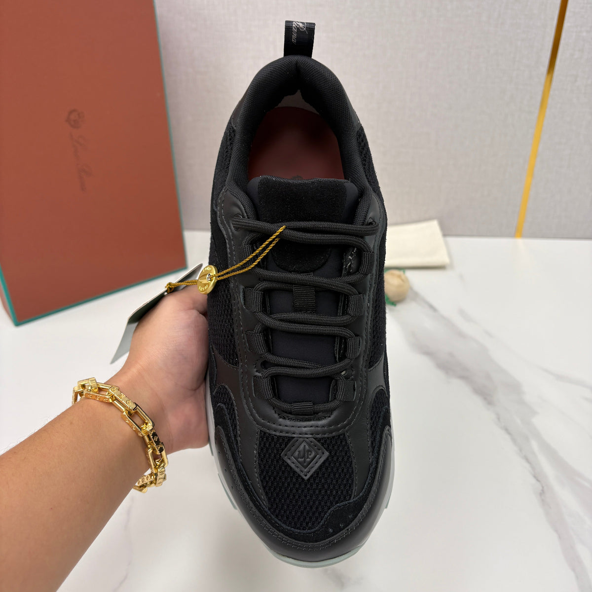 Olivfarbener Runner mit Mesh-Einsätzen – Herren