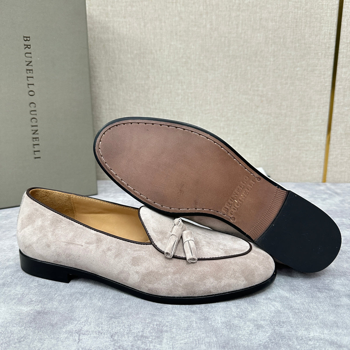Grauer Wildleder-Quastenloafer – Herren