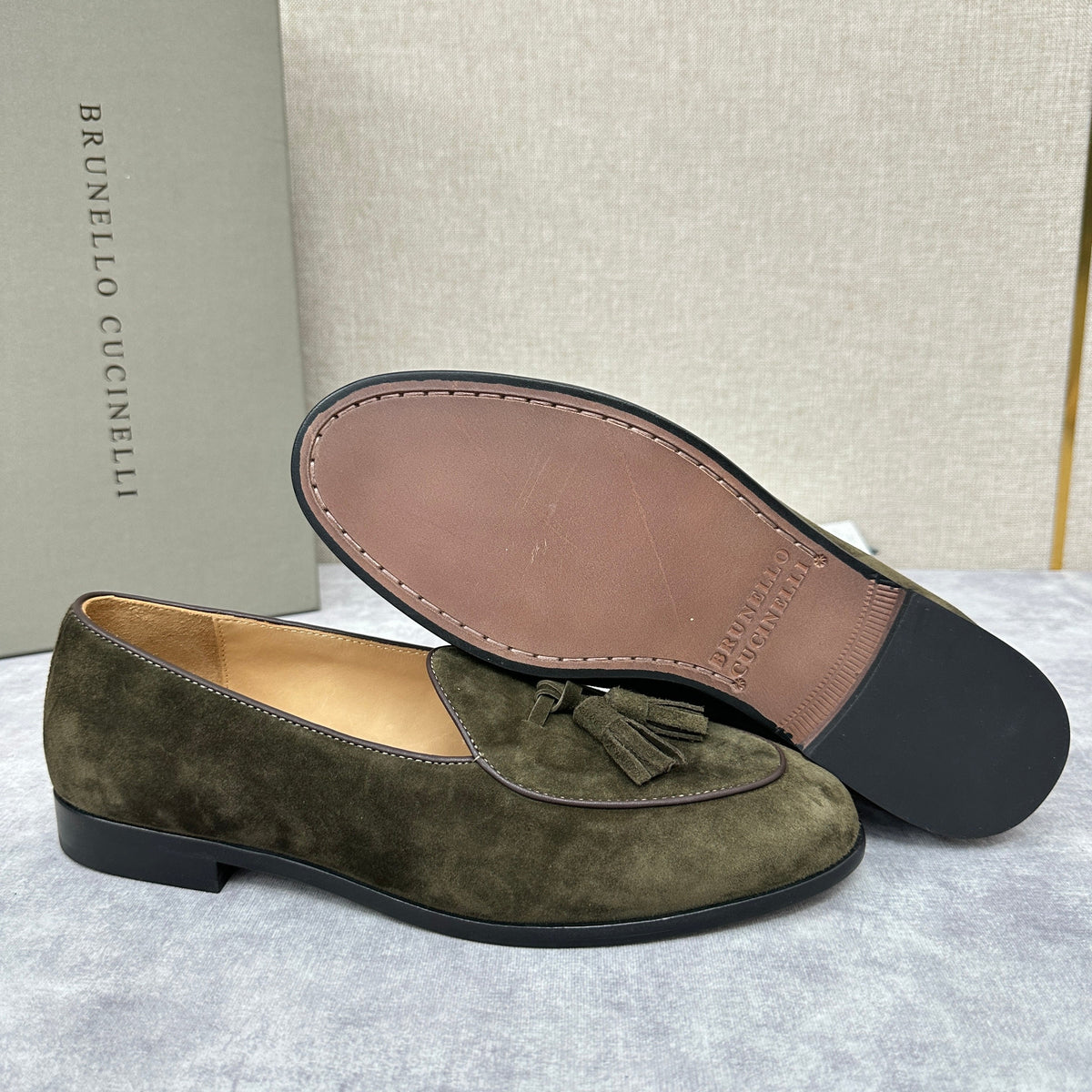 Grauer Wildleder-Quastenloafer – Herren