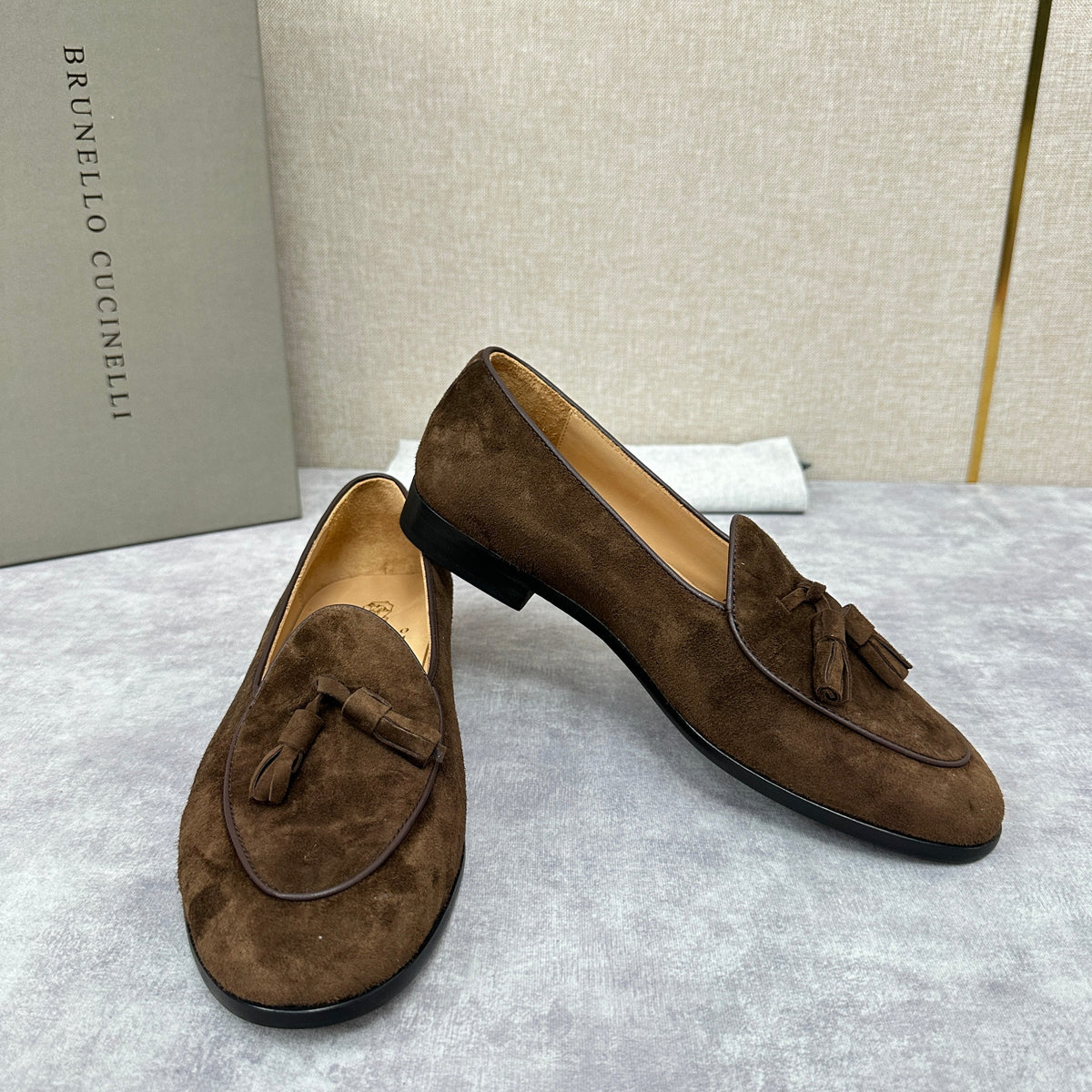 Beige Wildleder Quasten-Loafer – Herren