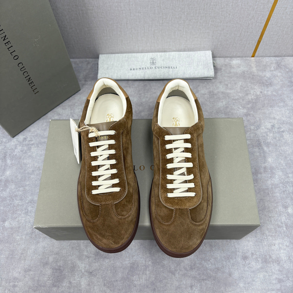 Brauner Wildleder-Low-Top mit Kontrastsohle – Herren