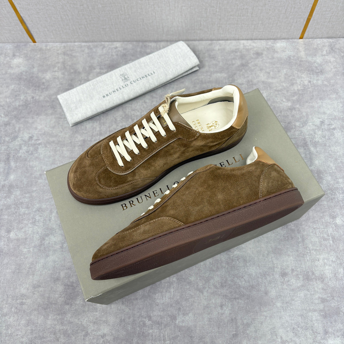 Brauner Wildleder-Low-Top mit Kontrastsohle – Herren