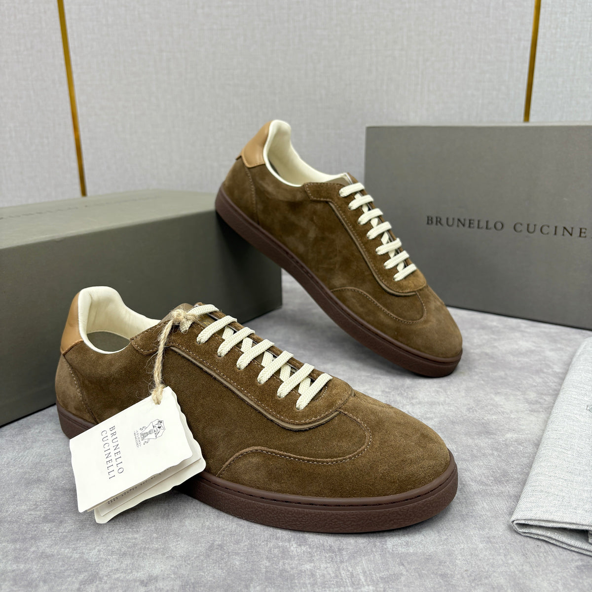 Brauner Wildleder-Low-Top mit Kontrastsohle – Herren