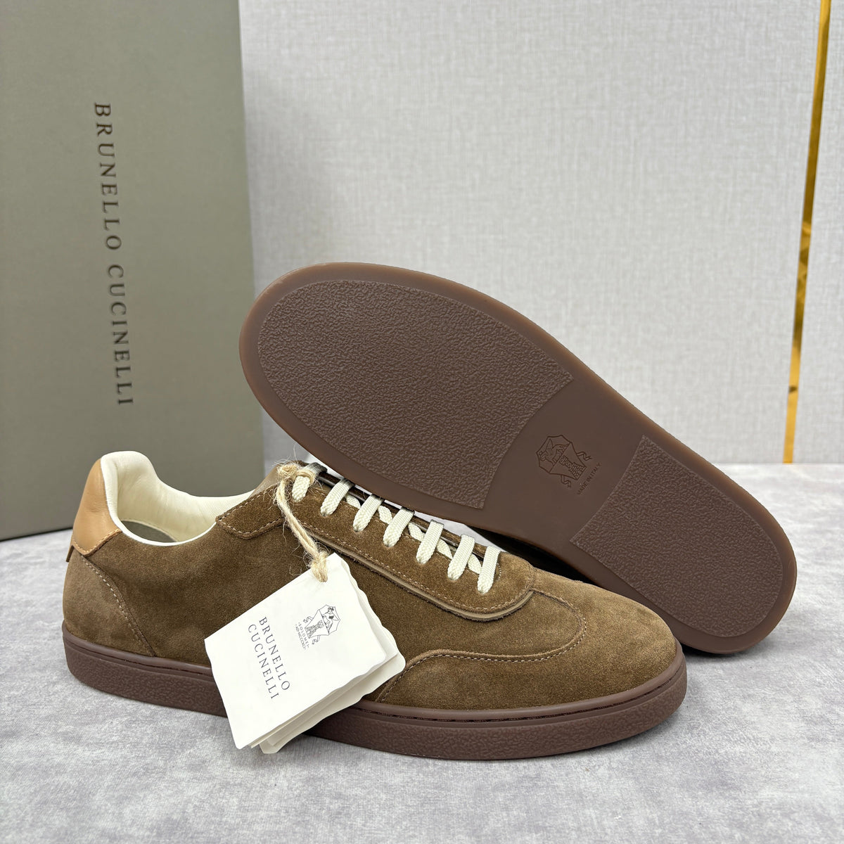 Brauner Wildleder-Low-Top mit Kontrastsohle – Herren