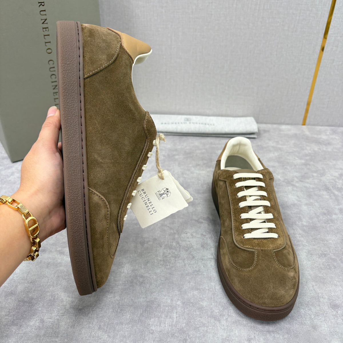 Brauner Wildleder-Low-Top mit Kontrastsohle – Herren