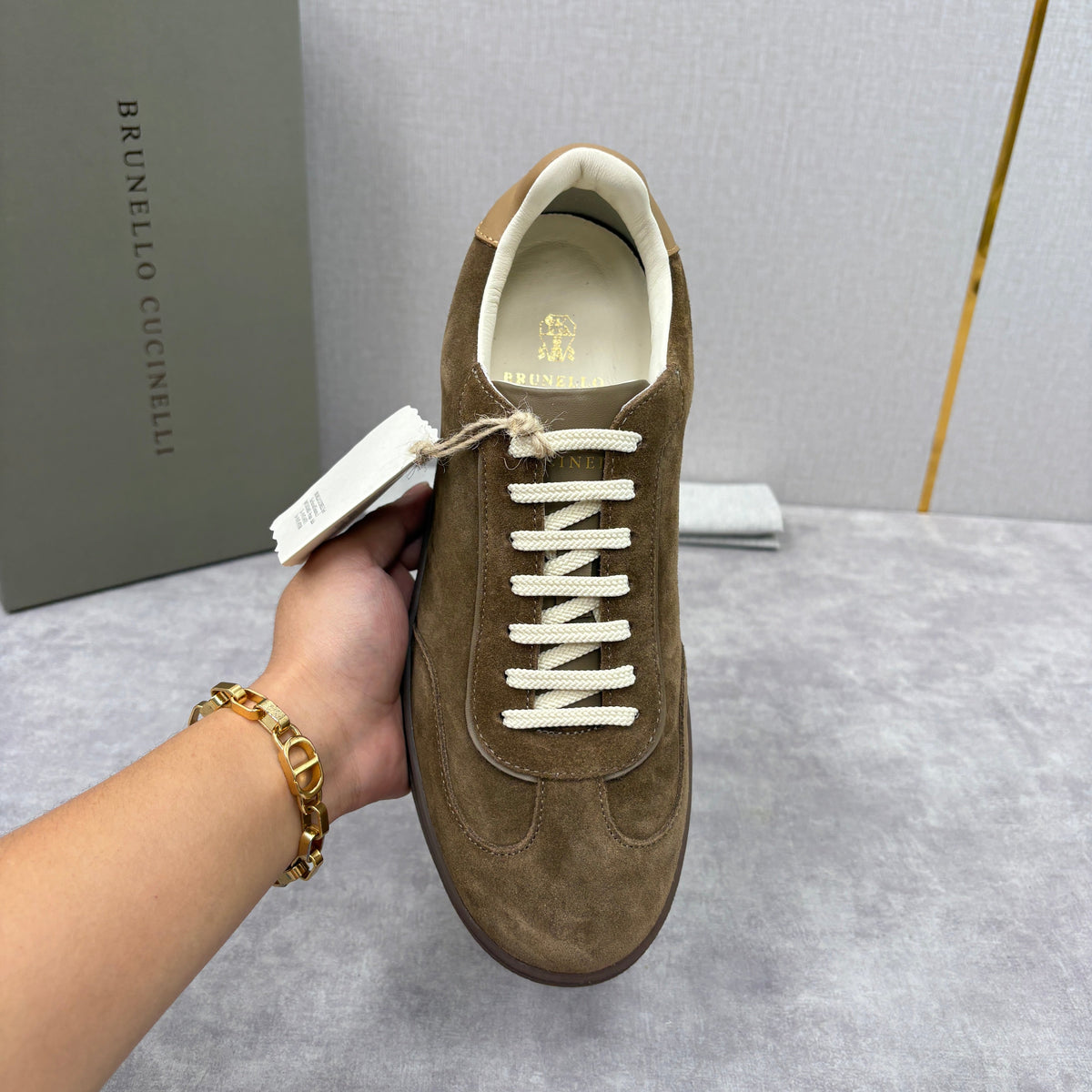 Brauner Wildleder-Low-Top mit Kontrastsohle – Herren