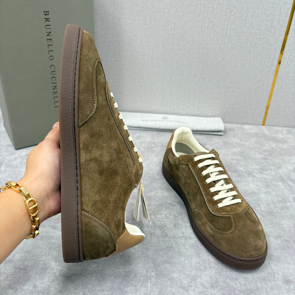 Brauner Wildleder-Low-Top mit Kontrastsohle – Herren