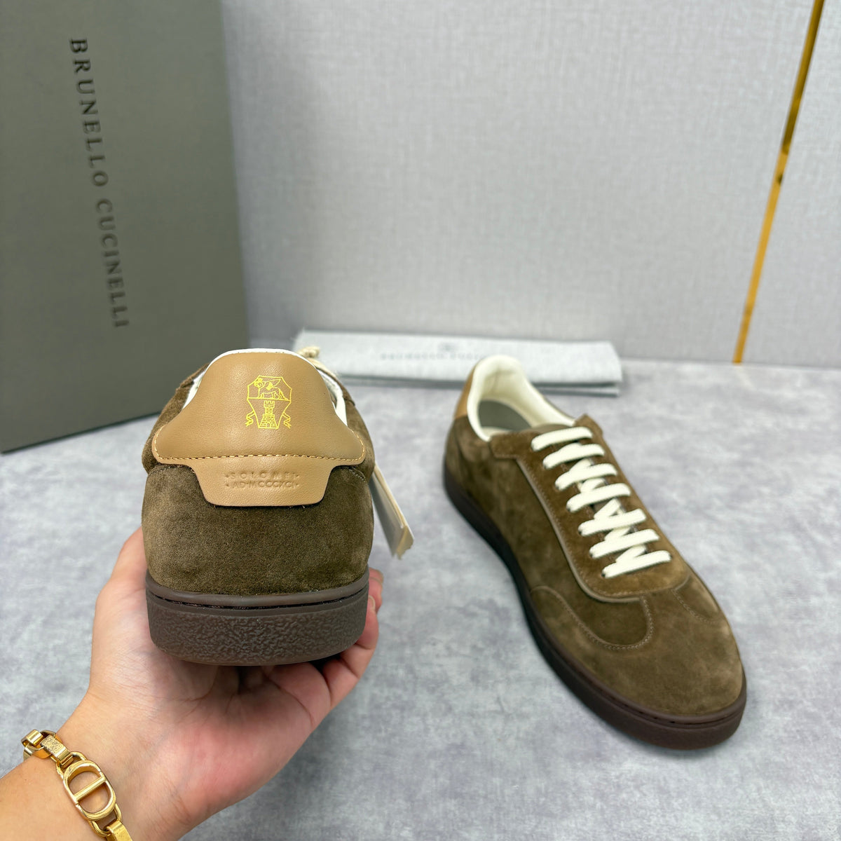 Brauner Wildleder-Low-Top mit Kontrastsohle – Herren