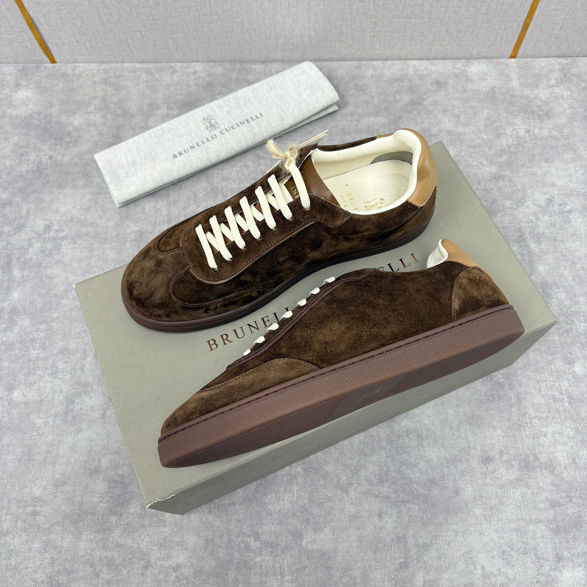 Brauner Wildleder-Low-Top mit Kontrastsohle – Herren