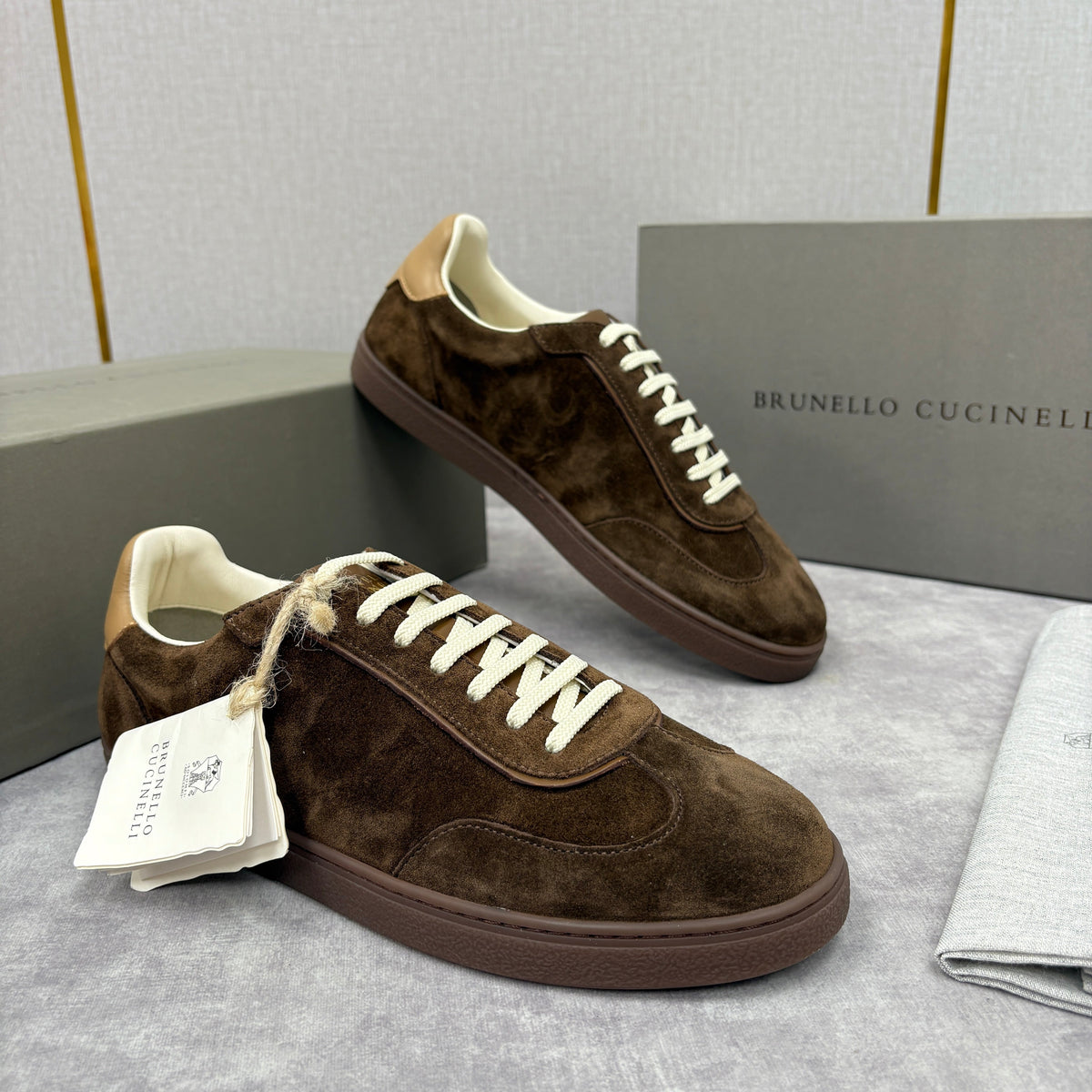 Brauner Wildleder-Low-Top mit Kontrastsohle – Herren