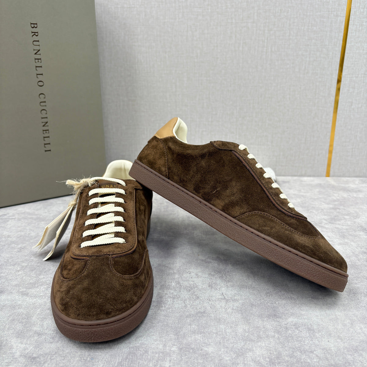 Brauner Wildleder-Low-Top mit Kontrastsohle – Herren