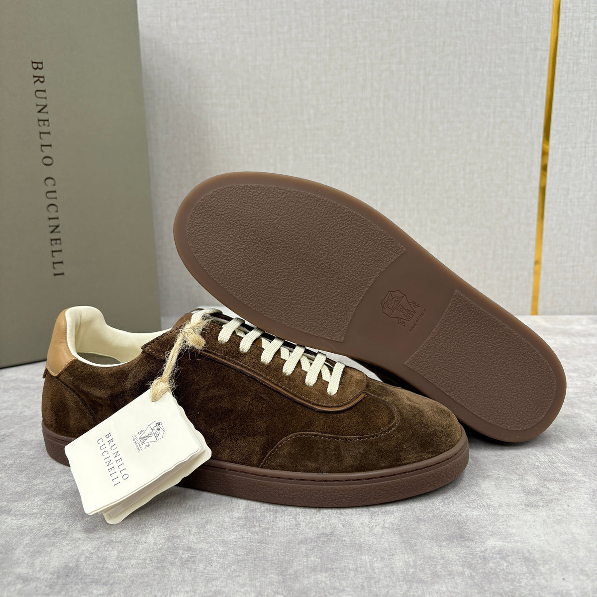 Brauner Wildleder-Low-Top mit Kontrastsohle – Herren