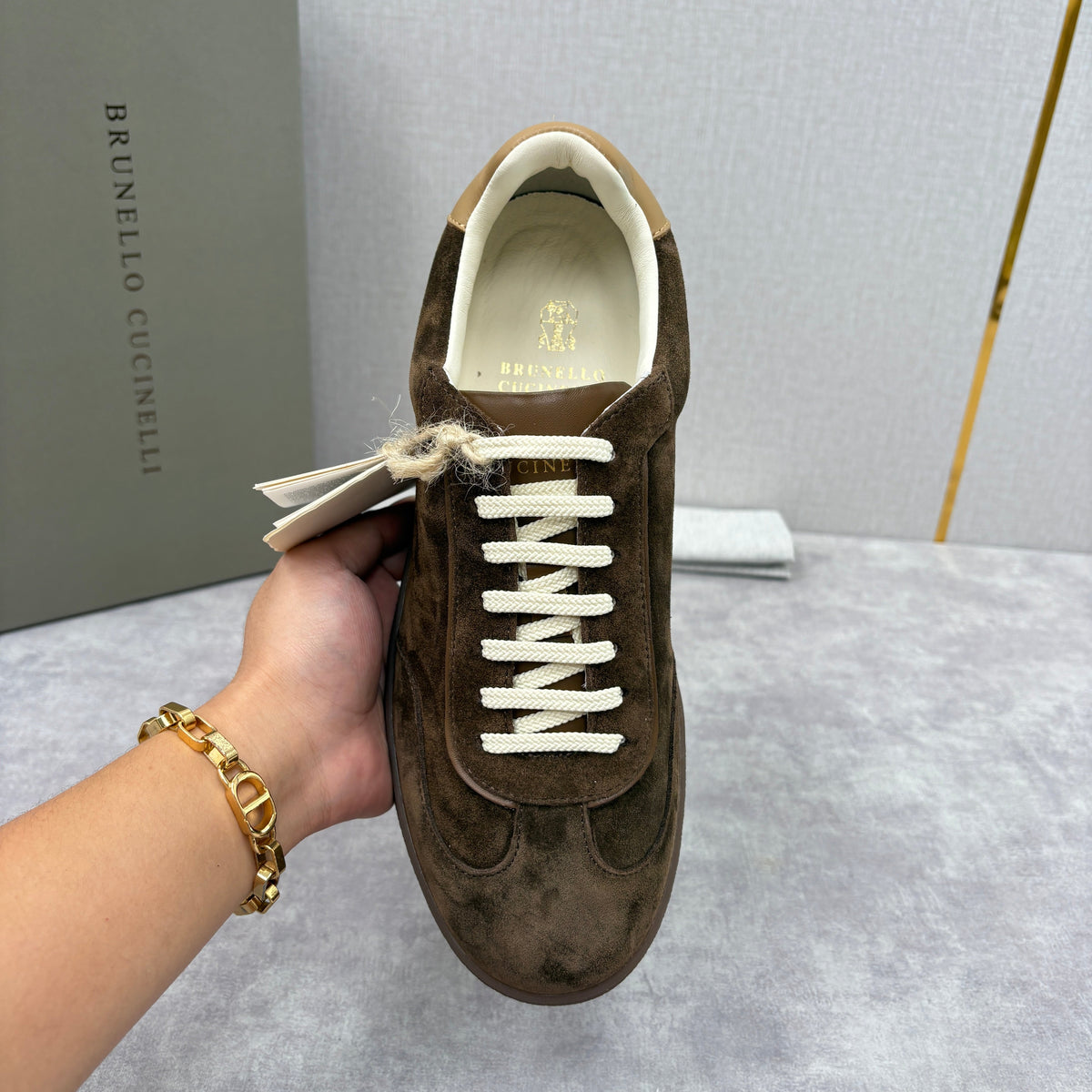 Brauner Wildleder-Low-Top mit Kontrastsohle – Herren