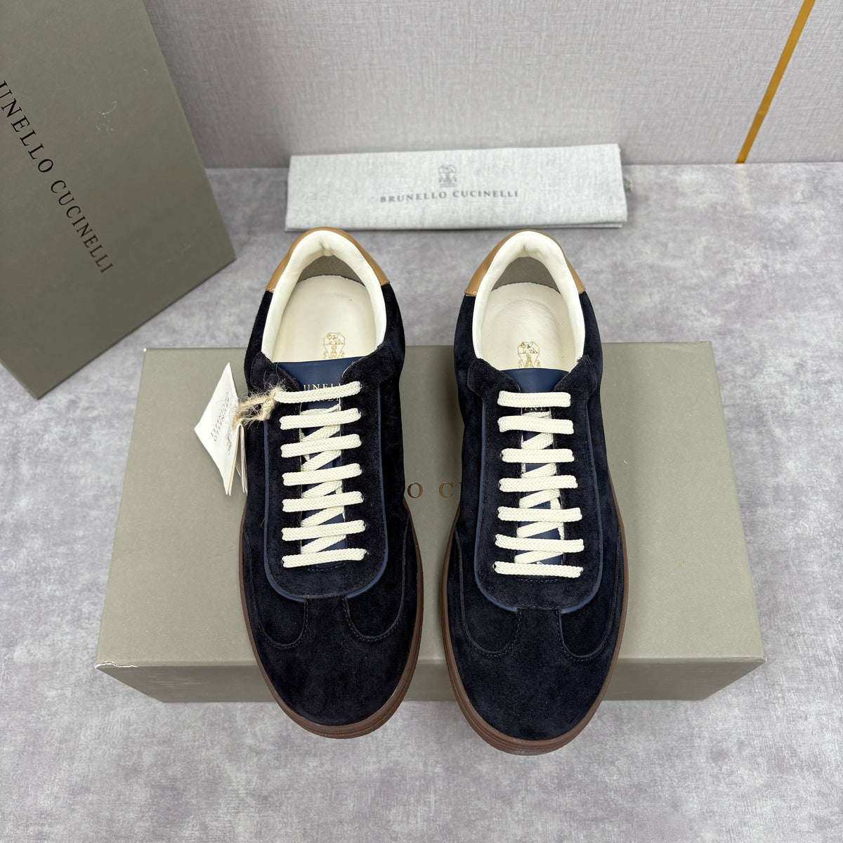 Brauner Wildleder-Low-Top mit Kontrastsohle – Herren